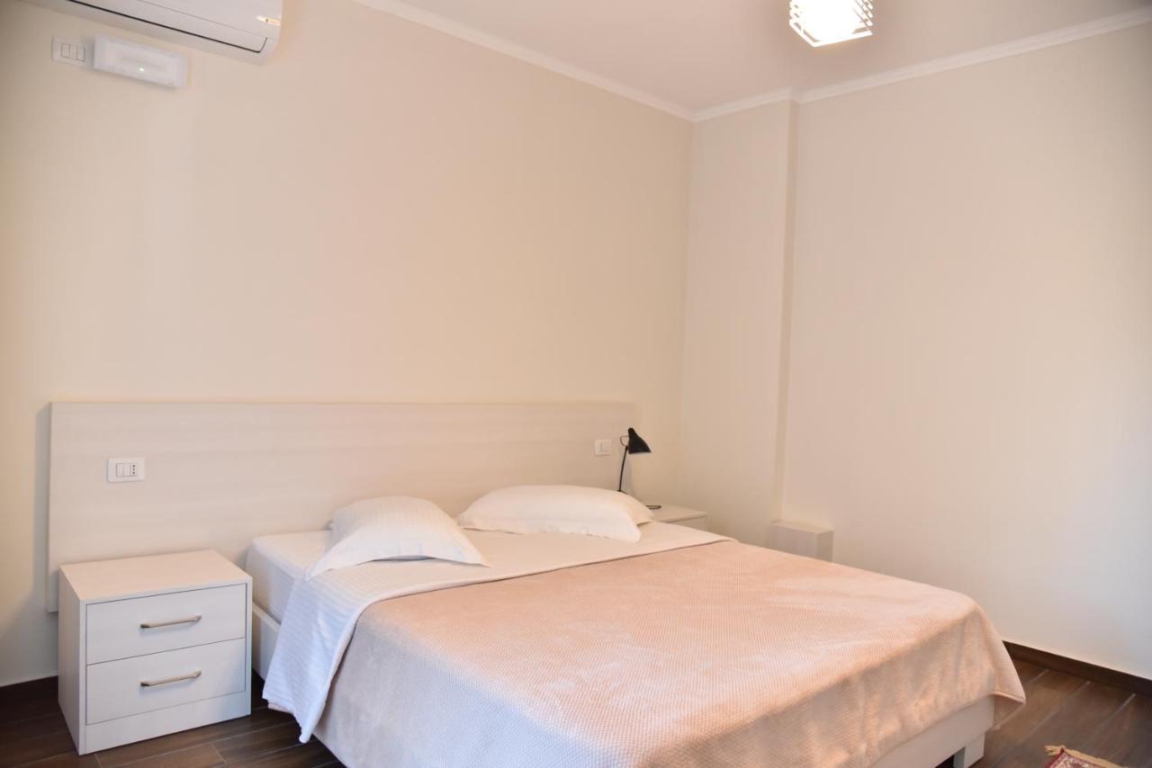 Hotel Imperiale Драч Екстериор снимка