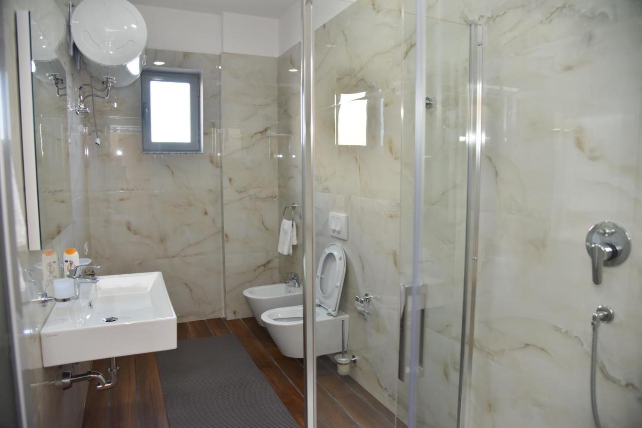 Hotel Imperiale Драч Екстериор снимка